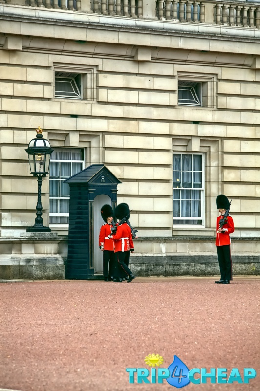 Warta przy Buckingham Palace-Londyn