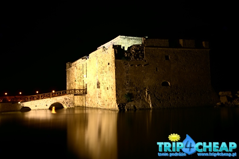 Zamek w Paphos w nocy-Cypr