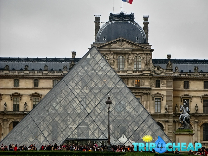 Louvre-Paryż