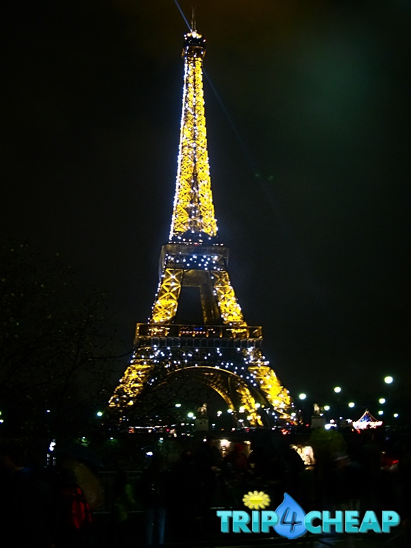Wieża Eiffla w nocy-Paryż