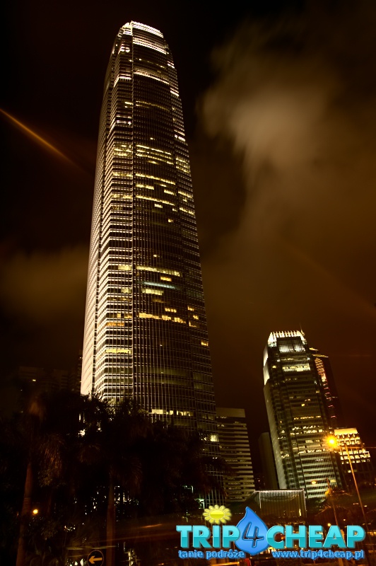 Wieżowiec w nocy w Hong Kongu
