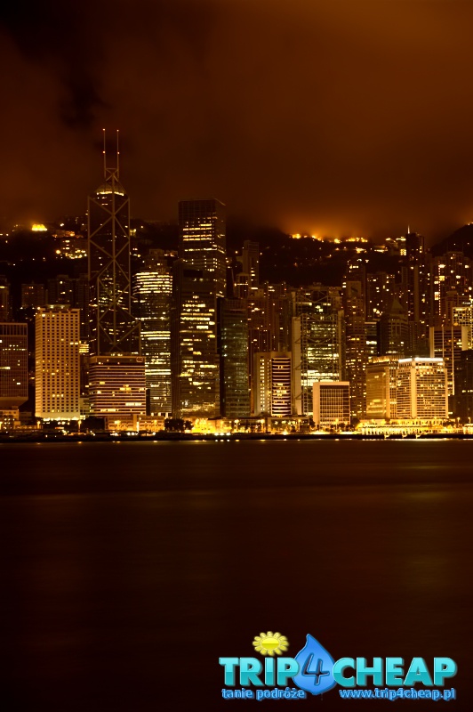 Widok w nocy z Avenue of Stars na Hong Kong