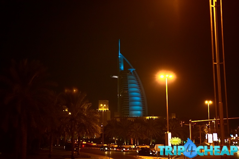 Hotel Burj Al Arab w nocy-Dubaj