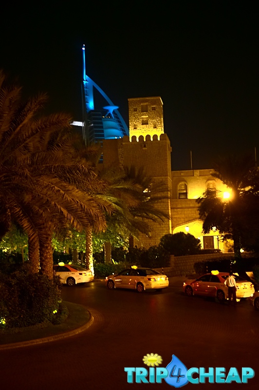 Hotel Burj Al Arab w nocy-Dubaj